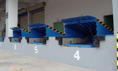 8 Ton Tetap Loading / Unloading Hydraulic Dock menyamaratakan dengan Kekuatan Tinggi Baja Mangan